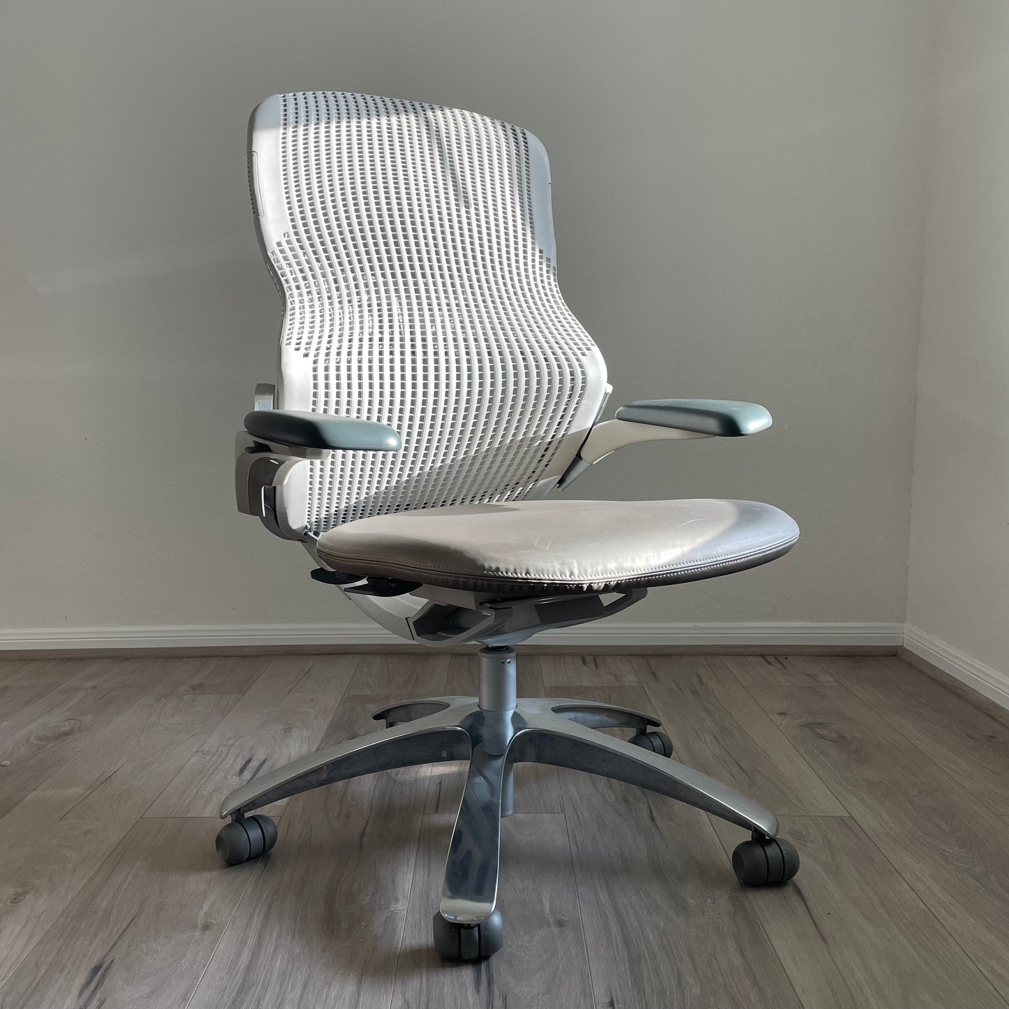 Light Knoll Generation Office Chair : See Shipping Rules