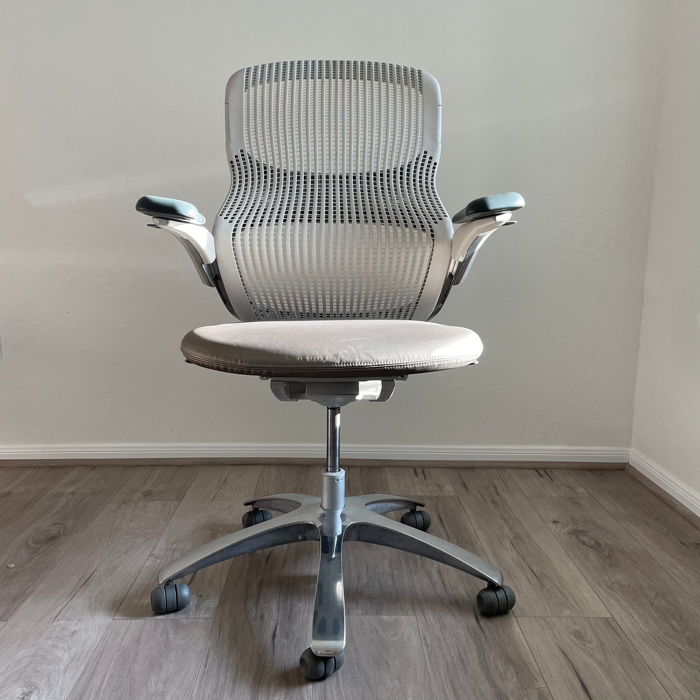 Light Knoll Generation Office Chair : See Shipping Rules