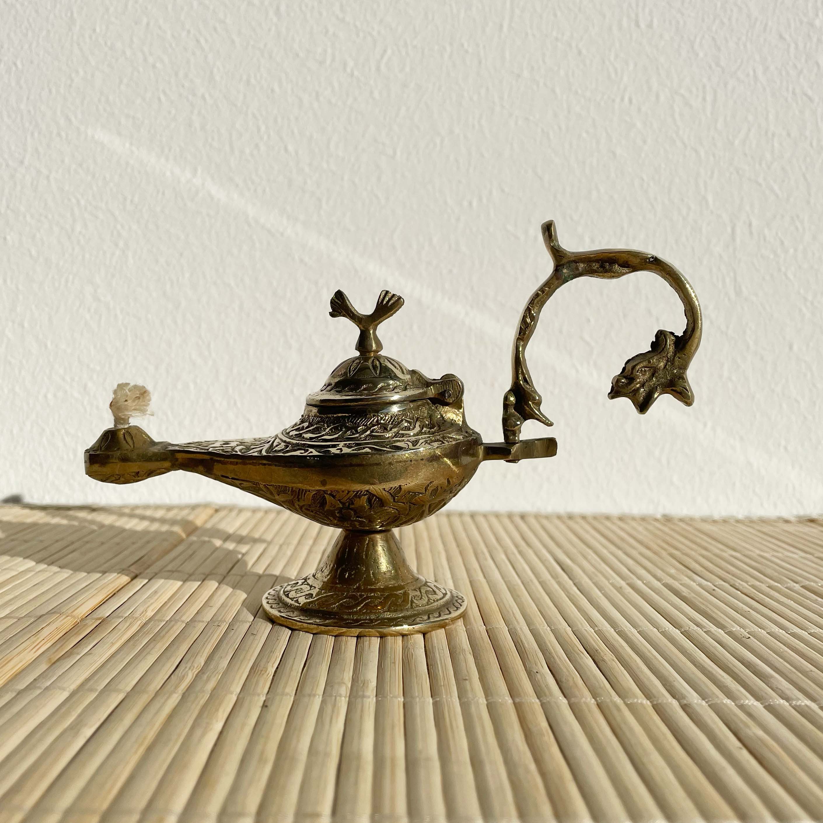 Middle Eastern Brads oil lamp that looks like a magic Genie lamp. HX