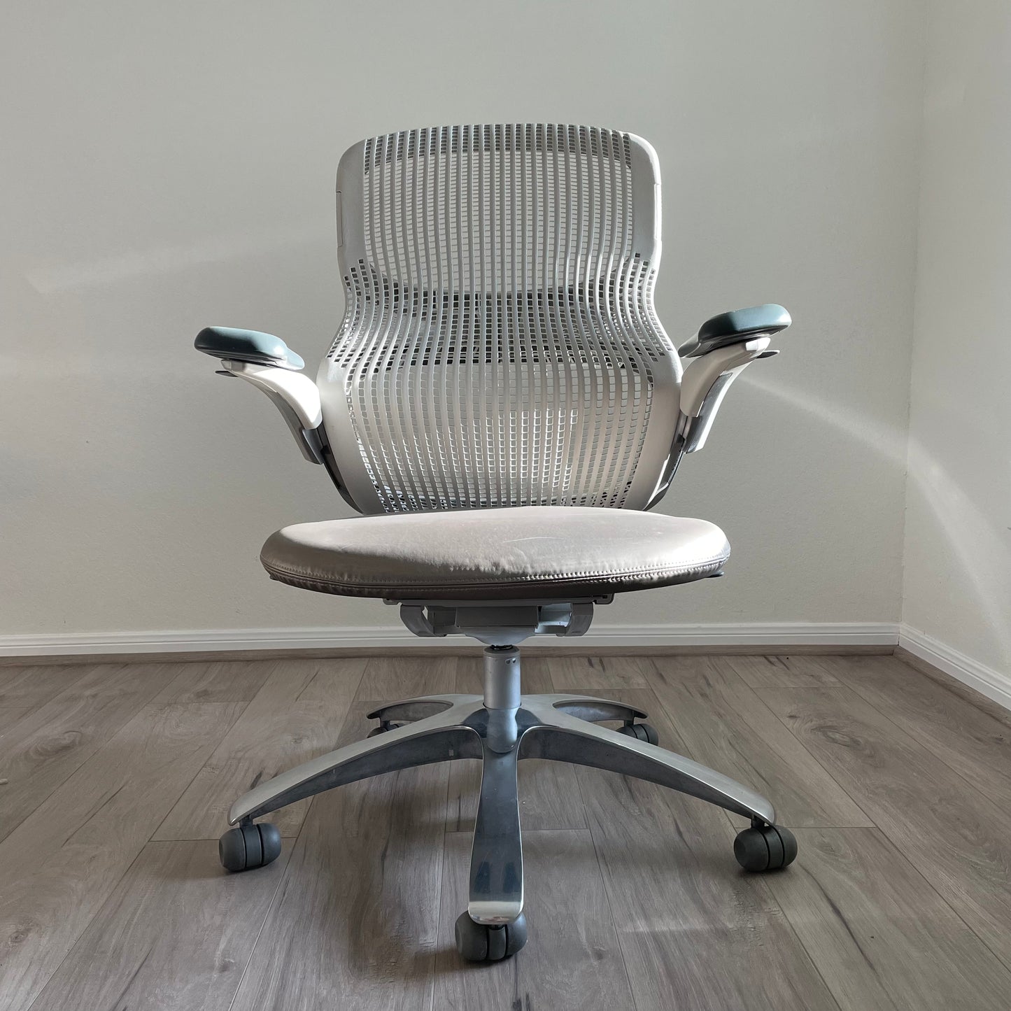 Light Knoll Generation Office Chair : See Shipping Rules