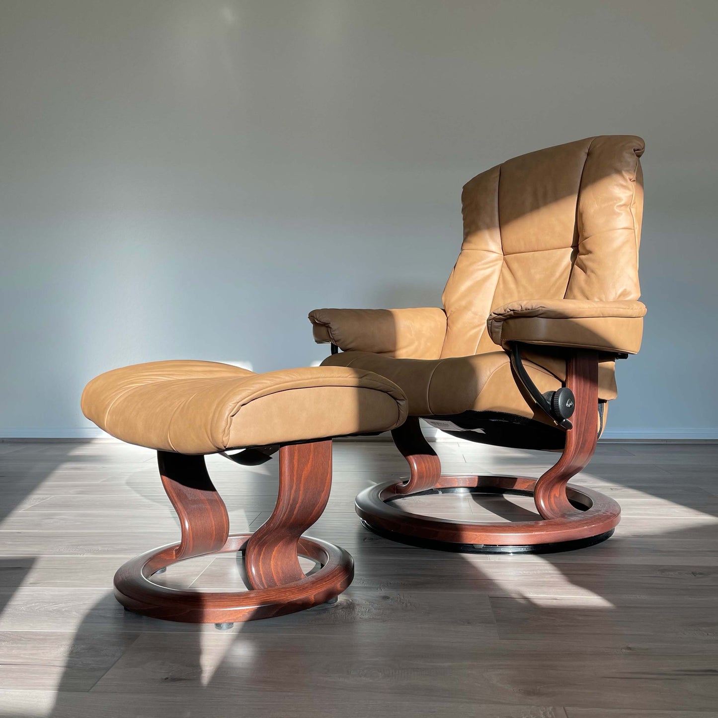 Ekornes Stressless Mayfair Chair and Ottoman with Classic Base, Small