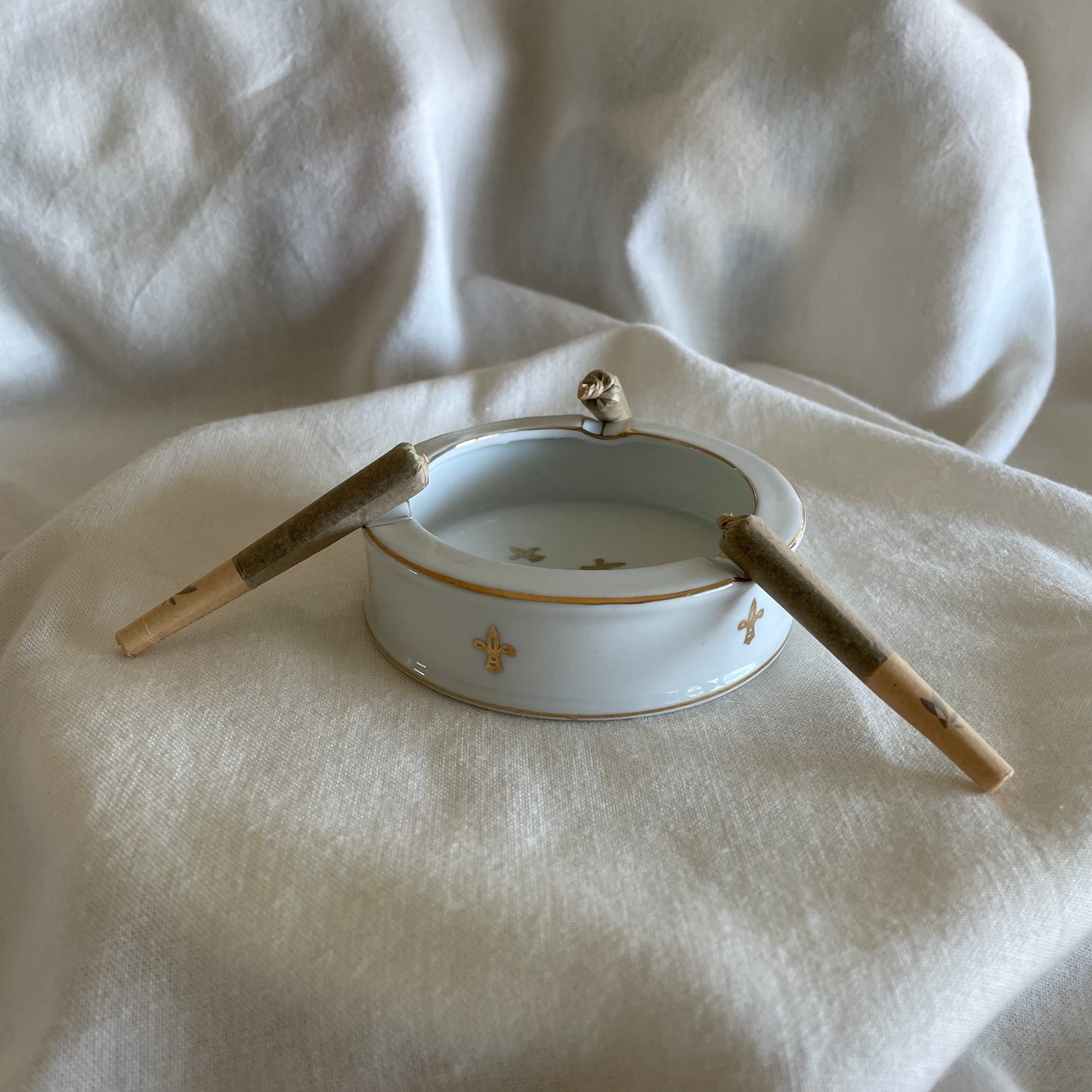 Gold & White Ashtray x1